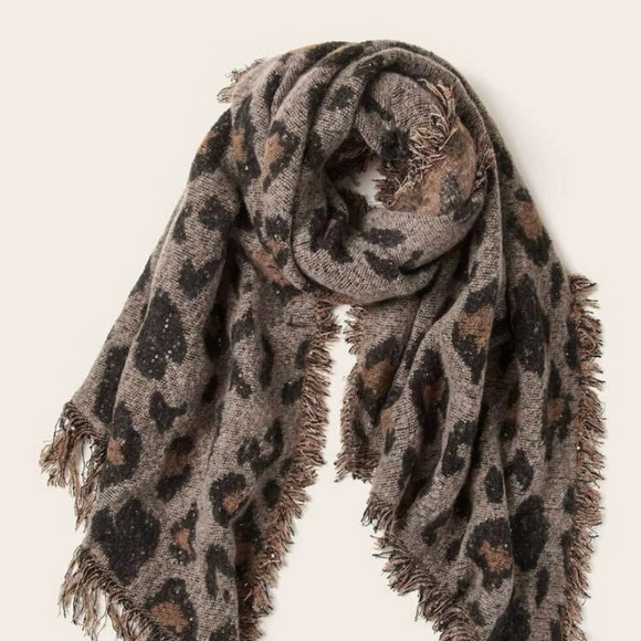 Modern Leopard Print Shawl Blanket. - Picture 6 of 8